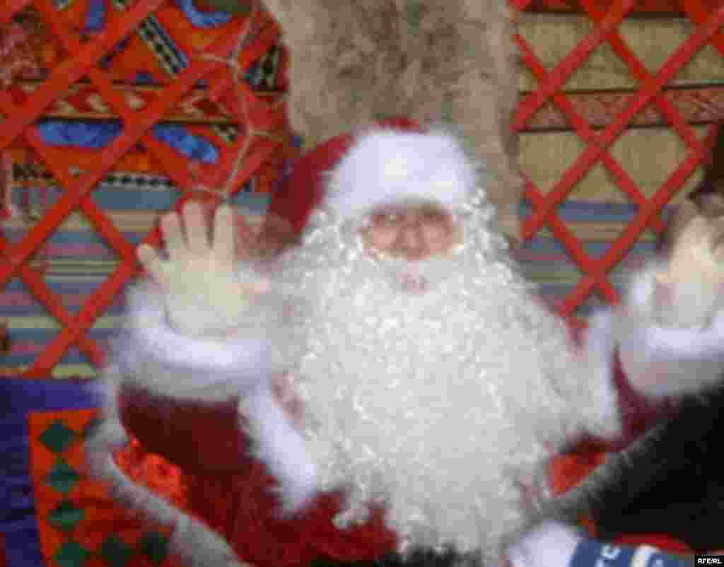 Sarajevo- Djeda Mraz postao Teta Nova godina - Djecu u 24 sarajevska vrtića koji pripadaju JU ¨Djeca SA¨ nije posjetio Djeda Mraz. Djecu je posjetila Teta Nova godina. Ovakvu odluku direktorica vrtića Arzija Mahmutović obrazlaže riječima: "Morate shvatiti da islamski vjernici, znači,ne govorim o ateistima, ne žele Djeda Mraza jer on nije postojao u kulturi i tradiciji bošnjačkog naroda."