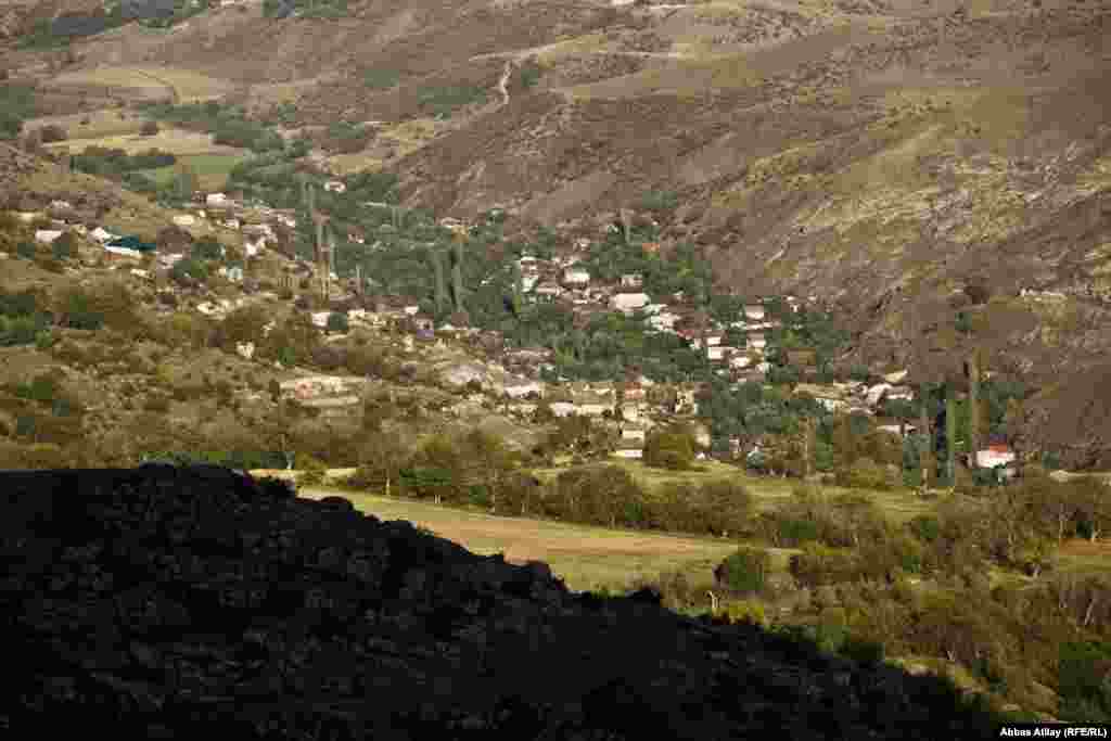 Çaykənd Göy Göl rayonunun gözəl, səfalı kəndlərindən biridir. Kənd Kürəkçay boyu, çayın hər iki sahilində salınıb. Bir tərəfi meşəli dağlar, digər tərəfi isə Yeni Zod və Azad kəndləridir.