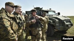 Ուկրաինայի նախագահ Պետրո Պորոշենկոն հետևում է բանակի զորավարժություններին, արխիվ