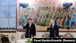 Vladimir Putin (sağda) və Si Tsinpin Moskvada rəsmi qəbulda 