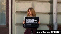 Активистка в Москве протестуют против нападения на правозащитников и журналистов на границе Чечни и Ингушетии. 10 марта 2016 года. 