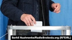 Посольство: «Петра Порошенка підтримало 72. Володимира Зеленського – 26»