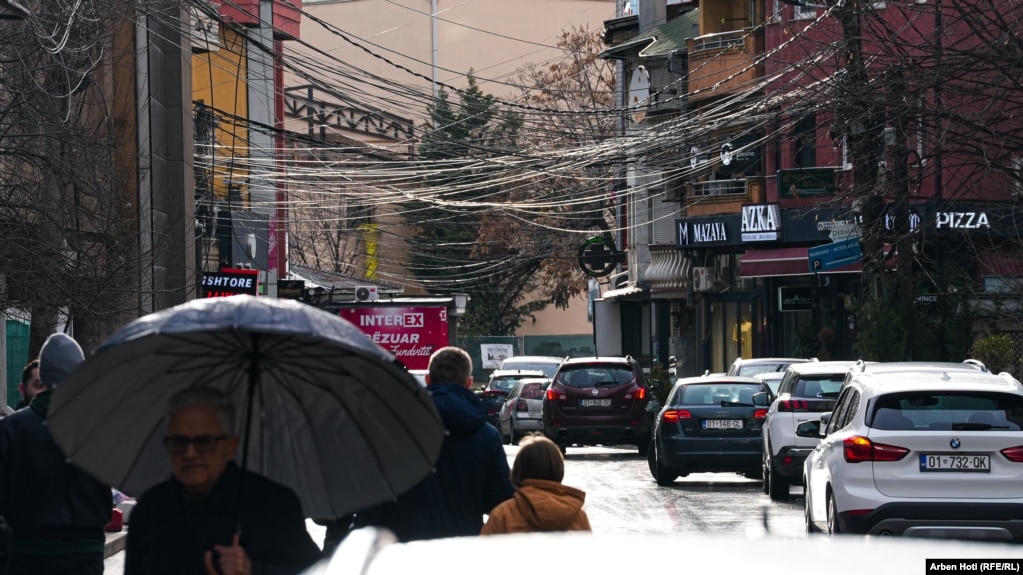 Qytetarë dhe automjete lëvizin në një rrugë të mbuluar me kabllo në lagjen "Vellusha" në kryeqytet.