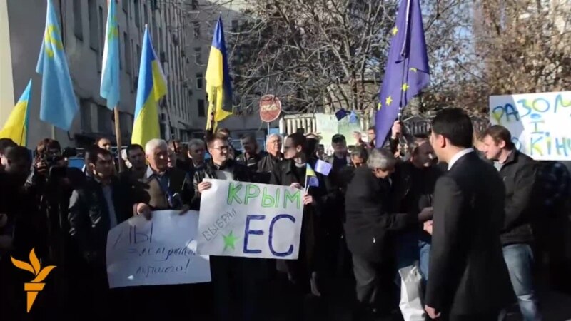 Крымский Евромайдан: как в Симферополе митинговали за и против евроинтеграции (видео)