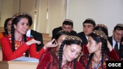 Türkmenistanyň Daşary işler ministrliginiň Halkara gatnaşyklary institutynyň halkara žurnalistikasy boýunça bilim alýan studentleri ÝHHG-niň ýardam bermeginde gurnalan leksiýada, Aşgabat, 30-njy aprel, 2012.