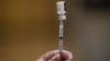 Një punëtore shëndetësore bëhet gati të administrojë një dozë të vaksinës Pfizer në Kaliforni më 30 gusht 2021. 