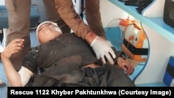 د ژغورونکې ادارې يو کارکوونکی په خيبر کې د هاوان مرمۍ په بريد کې د ژوبل ماشوم درملنه کوي ـ انځور له ارشيفه 