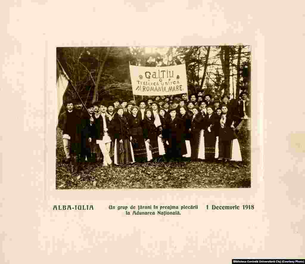 Grup de țărani la Galțiu, o localitate aflată nu departe de Alba Iulia, la 1 Decembrie 1918. Una din cele numai cinci fotografii originale ale evenimentului istoric.