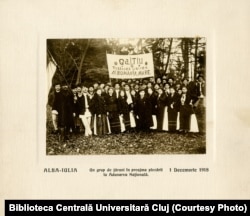 Grup de localnici din Galțiu, o localitate aflată nu departe de Alba Iulia, la 1 Decembrie 1918. Fotografiile originale, care ilustrează Marea Unire, se găsesc la Biblioteca Centrală Universitară din Cluj-Napoca.