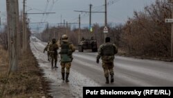 Украинские военные выходят из Дебальцева