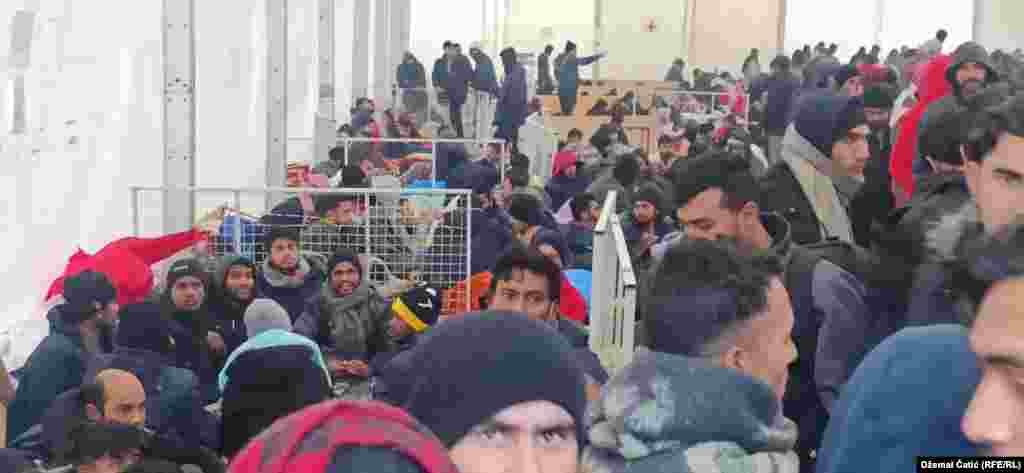 Oko hiljadu migranata se nalazi u šatoru u kampu &quot;Lipa&quot;, jedinom preostalom nakon što je osoblje Međunarodne organizacije za migracije (IOM) napustilo kamp 23. decembra.
