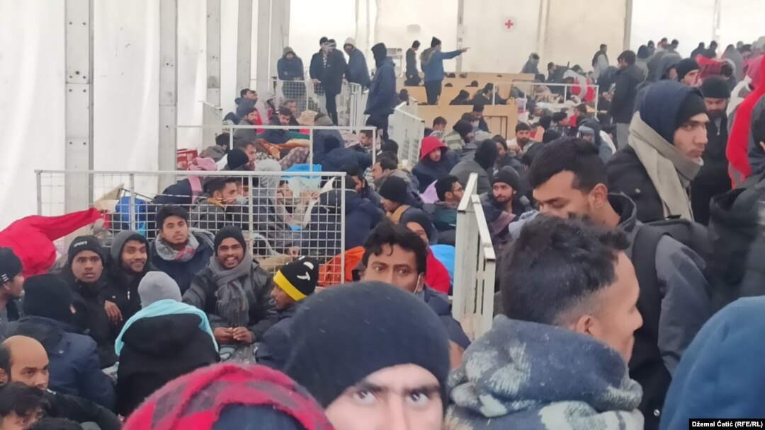 Migranti u kampu Lipa u blizini Bihaća, dan nakon što je izgorio u požaru, 24. decembra 2020.