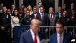 Matt Gaetz a fost alături de Donald Trump la audierile din procesul în care acesta a fost găsit vinovat de falsificarea unor documente, pentru a ascunde plățile făcute unei foste actrițe de filme pentru adulți, Stormy Daniels, în schimbul tăcerii sale.