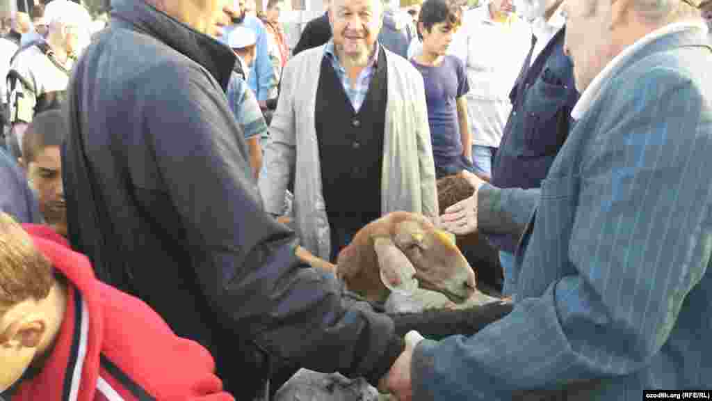 Душанбе яқинидаги Ваҳдат тумани қўй бозори