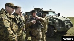 Зліва направа: Секретар РНБО Олександр Турчинов і президент України Петро Порошенко під час військових навчань на полігоні Широкий лан неподалік Миколаєва, 25 квітня 2015 року (ілюстраційне фото)
