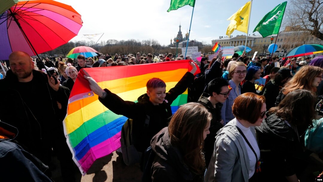 Келіндер жігіттерді сиқырлайды Порно сиськимен тамақтанады