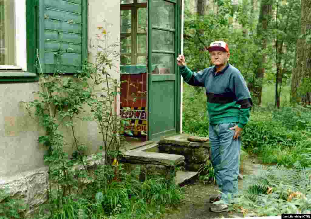 Hrabal la casa sa de vară în regiunea Kersko în 1994.