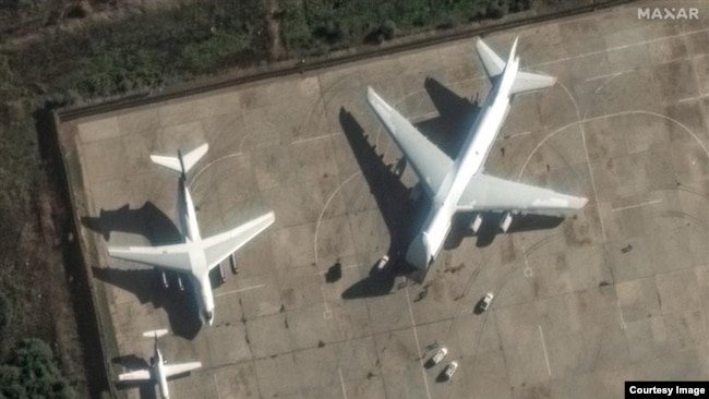 Транспортни самолети се подготвят за зареждане във военновъздушната база Хмеймим в Латакия на 13 декември 2024 г.