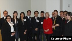 Hillary Clinton alături de Natalia Morari la întîlnirea cu invitații tineri din cadrul Programului Libertate pe Internet 