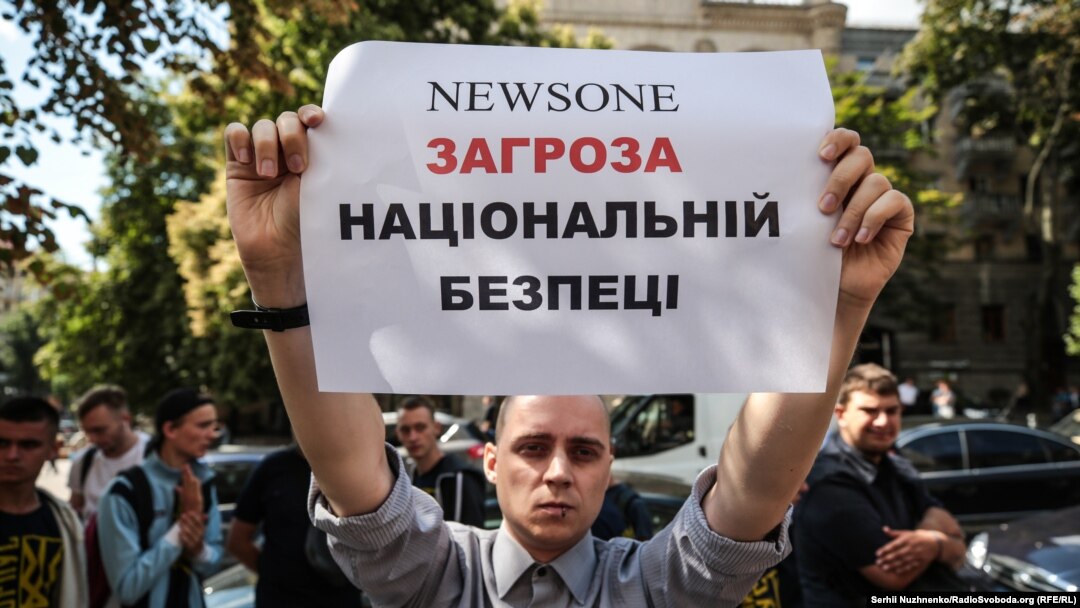 Під час акції біля будівлі Нацради з питань телебачення і радіомовлення з вимогою скасувати ліцензію телеканалу NewsOne, Київ, 9 липня 2019 року