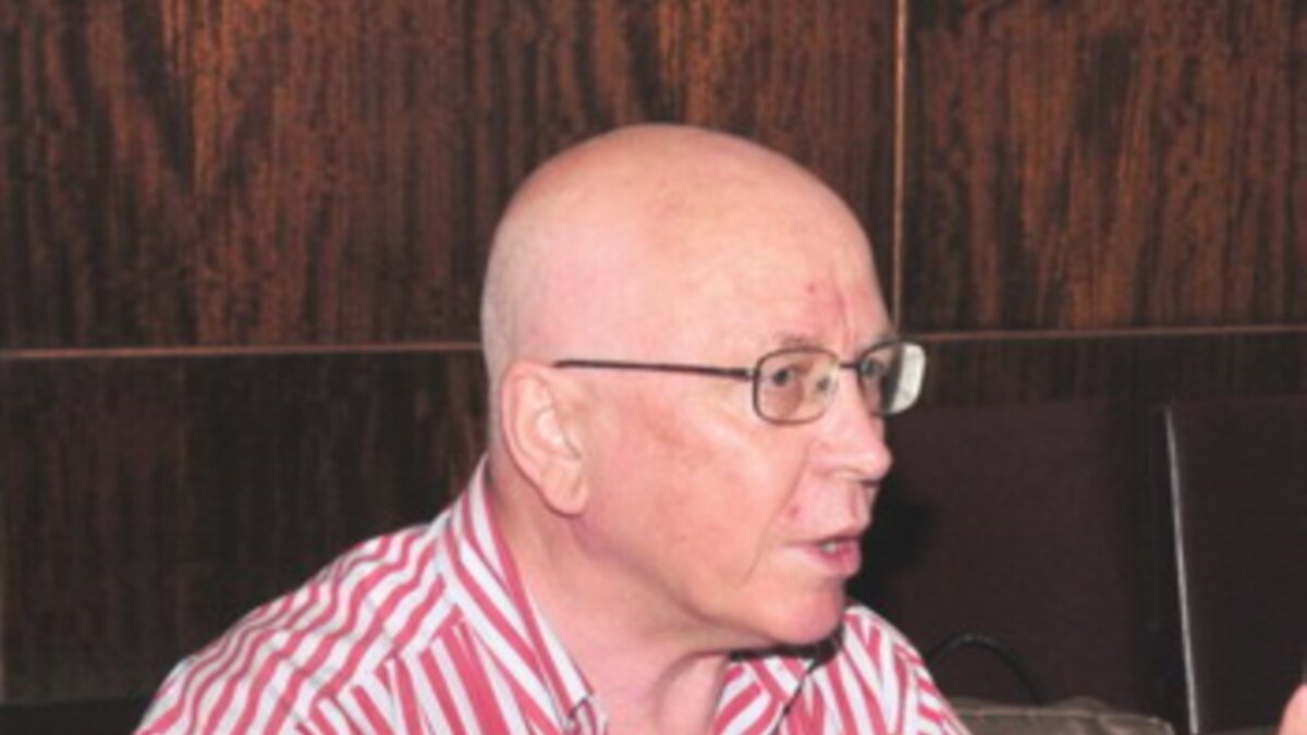 Держит нудиста за член Голая красотка с клубникой и вином!»: Алексей Панин с женой обнажились на  пляже