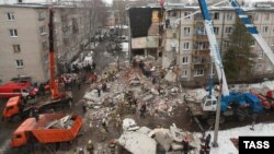 Gaz partlamasynyň bolan ýerinde halas edijiler işleýärler, Ýaroslawl şäheri, 16-njy fewral, 2016.