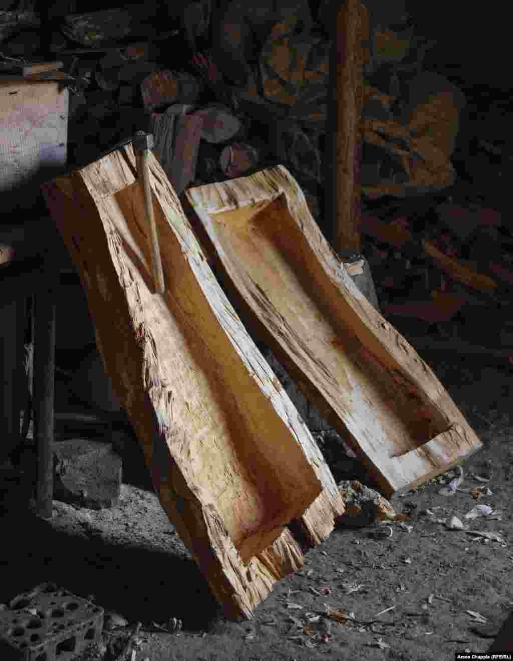 Ульи, называемые джара, изготавливают из лип, которые известны своей легкой и податливой древесиной