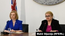 Britanska ministarka spoljnih poslova Liz Tras (L), na konferenciji za novinare sa bh. ministarkom spoljnih poslova, Biserom Turković, Sarajevo, 26. maj 2022.