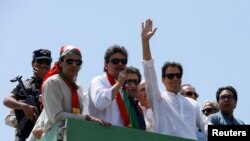 د تحريک انصاف مشر عمران خان په يوه احتجاجي لاريون کې د خپلو پلويانو شعارونو ته ځواب وايي - عکس له ارشېفه 