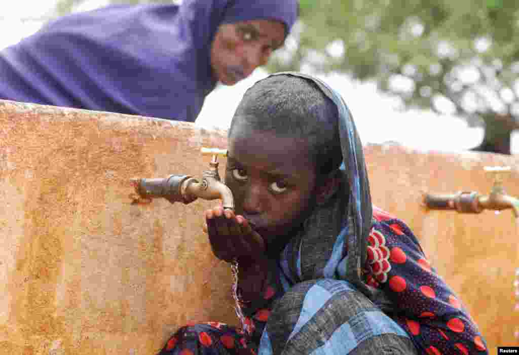 Friss vizet iszik a nyolvéces Szadia. Szomáliában több mint hatmillióan szorulnak humanitárius segítségre