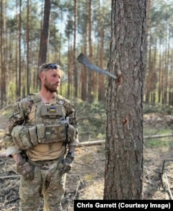 Chris Garrett lucrează ca voluntar de eliminare a munițiilor explozive (EOD) în Ucraina.