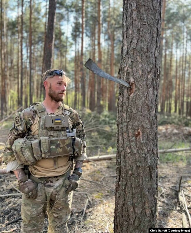 Кріс Гарретт працює як волонтер з утилізації боєприсаів в Україні