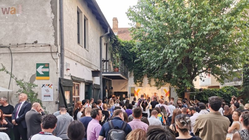  

Uprkos lažnoj dojavi o bombi, festival 'Mirëdita' u Beogradu otvoren