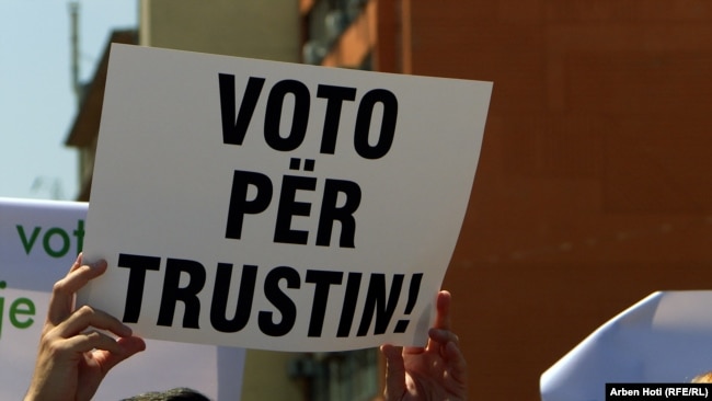 Në muajin maj të këtij viti, disa qytetarë kishin protestuar para Kuvendit të Kosovës duke kërkuar miratimin e ndryshimeve të nevojshme për një tjetër tërheqje të kursimeve pensionale nga Trusti.