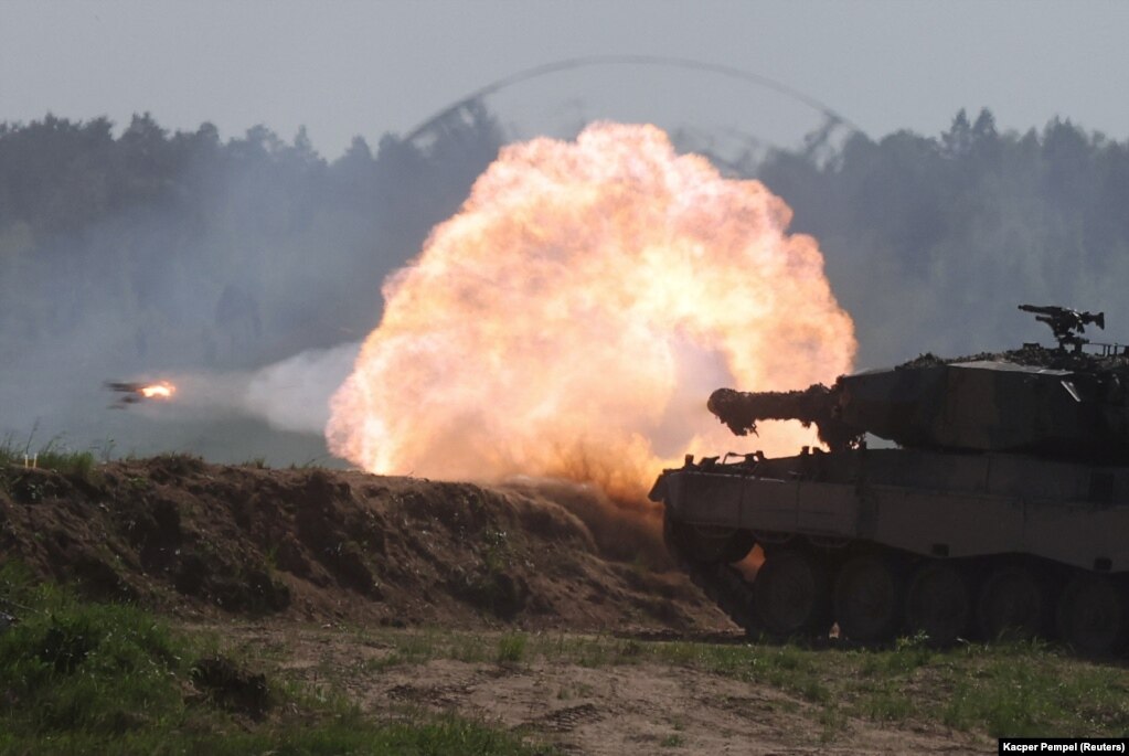 Një tank polak Leopard 2PL, duke hapur zjarr. Ushtria amerikane tha se në stërvitje u përfshinë më shumë se 3,400 amerikanë dhe 5,000 anëtarë të shërbimit nga 11 vende.