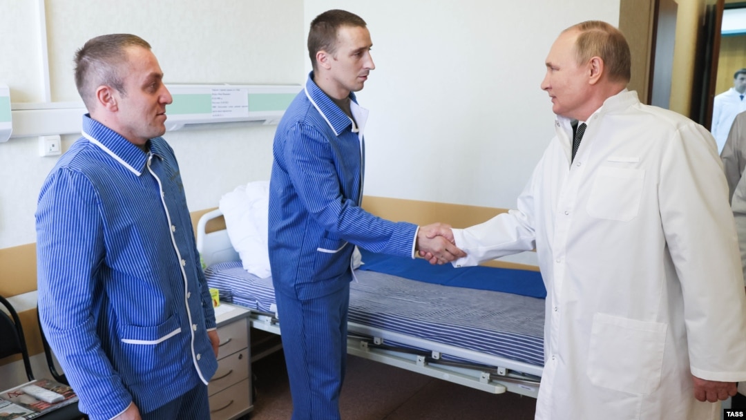 Soldiers wounded in the Ukraine invasion shake hands with Russian President Vladimir Putin during his visit in May to the Mandryk Central Military Clinical Hospital.
