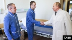 Soldiers wounded in the Ukraine invasion shake hands with Russian President Vladimir Putin during his visit in May to the Mandryk Central Military Clinical Hospital.