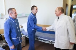 Владимир Путин и солдаты в госпитале