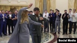 Elizaveta Peskova, fiica purtătorului de cuvânt al lui Putin, Dmitri Peskov, dansând "lezghinka" cu dictatorul Ceceniei, Ramzan Kadîrov