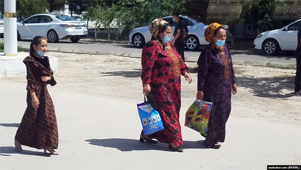 Официально с 1 июля в Туркменистане не требуется носить маски на открытом воздухе, но люди&nbsp;предпочитают иметь маски, на всякий случай,&nbsp;чтобы избежать штрафов и задержаний. Ашхабад