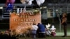 ԱՄՆ, Տեքսաս նահանգ - Յուվալդիում սգում են դպրոցի վրա զինված հարձակման զոհերի համար, 27-ը մայիսի, 2022թ.
