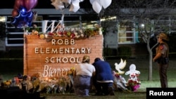 ԱՄՆ, Տեքսաս նահանգ - Յուվալդիում սգում են դպրոցի վրա զինված հարձակման զոհերի համար, 27-ը մայիսի, 2022թ.
