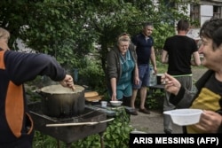 Жители Лисичанска готовят еду на улице. 26 мая