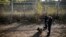 Гранични полицаи охраняват със служебно куче българо-турската граница, 4 ноември 2021 г.