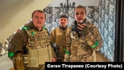 Кінорежисер Євген Тітаренко (праворуч) і його товариші, які займаються евакуацією поранених