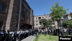 Armenia - The parents of soldiers killed in the 2020 Karabakh war protest outsidethe Supreme Judicial Council, Yerevan, May 26, 2022.