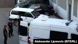 Uhapšeni Miloš Medenica ispred policijskog vozila, Podgorica, Crna Gora, 22. maj 2022.