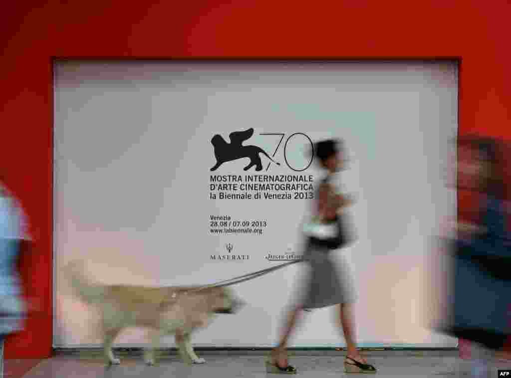 În ajunul deschiderii festivalului de film de la Veneţia, Italia