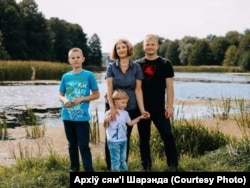 Полина и Андрей Шарендо с детьми