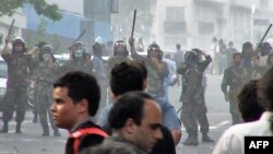 یکی از صحنه‌های رویارویی نیروهای ضدشورش و معترضان در ۳۰ خرداد ۸۸